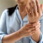 woman wrist arm pain long working. office syndrome healthcare an polineuropatia, ból kończyn, Globiana Katowice